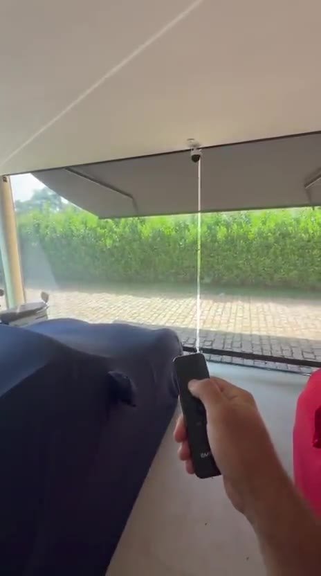 Toldo cortina motorizado em residência